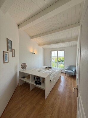 Iron/ironing board, WiFi, bed sheets - Large family home in Chaillevette with a pool—sleeps 12, 200 meters from the harbor (CHAILLEVETTE)