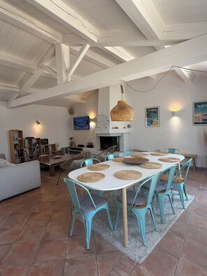 Dining - Large family home in Chaillevette with a pool—sleeps 12, 200 meters from the harbor (CHAILLEVETTE)