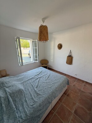 Room - Royan Area: Large family home with a pool—sleeps 12, 200 meters from the harbor (CHAILLEVETTE)
