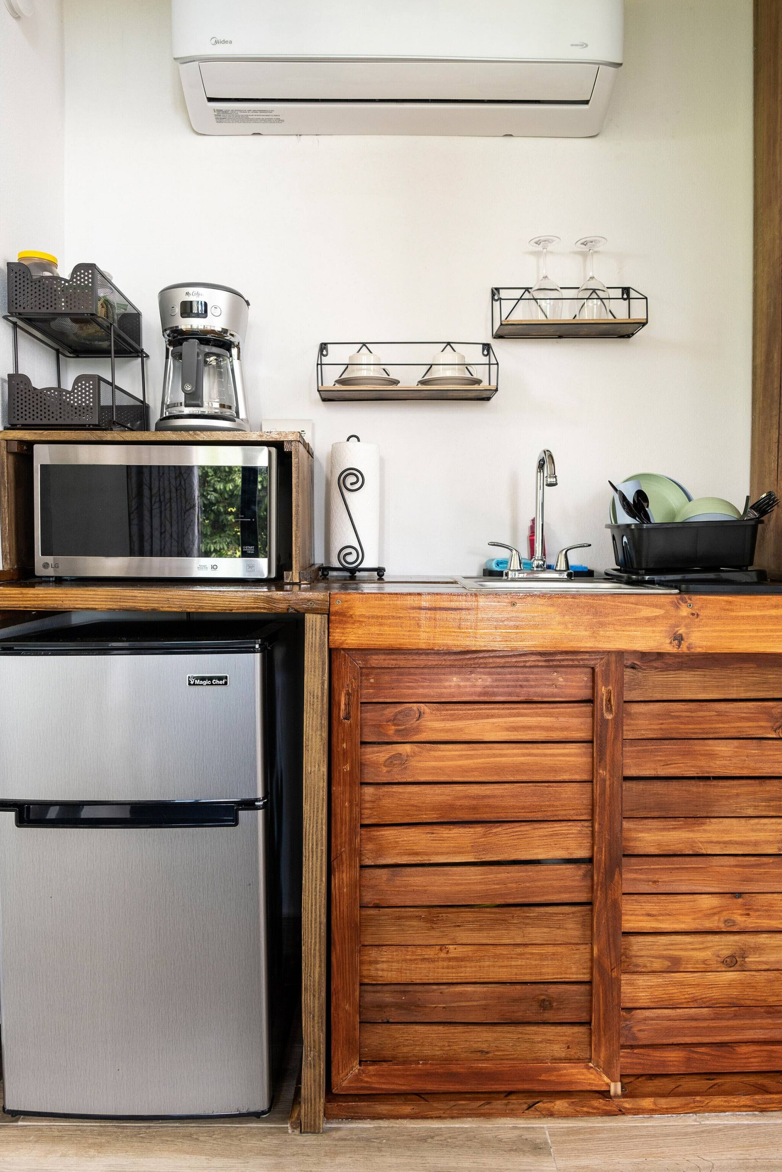 Coffee/tea maker, fridge, microwave, cookware/dishes/utensils