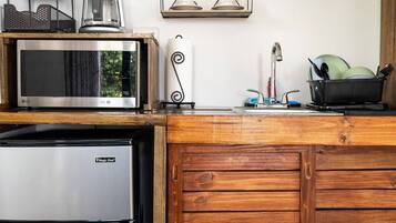Coffee/tea maker, fridge, microwave, cookware/dishes/utensils
