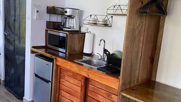 咖啡機/沖茶器、雪櫃、微波爐、廚房用具/餐具/器皿
