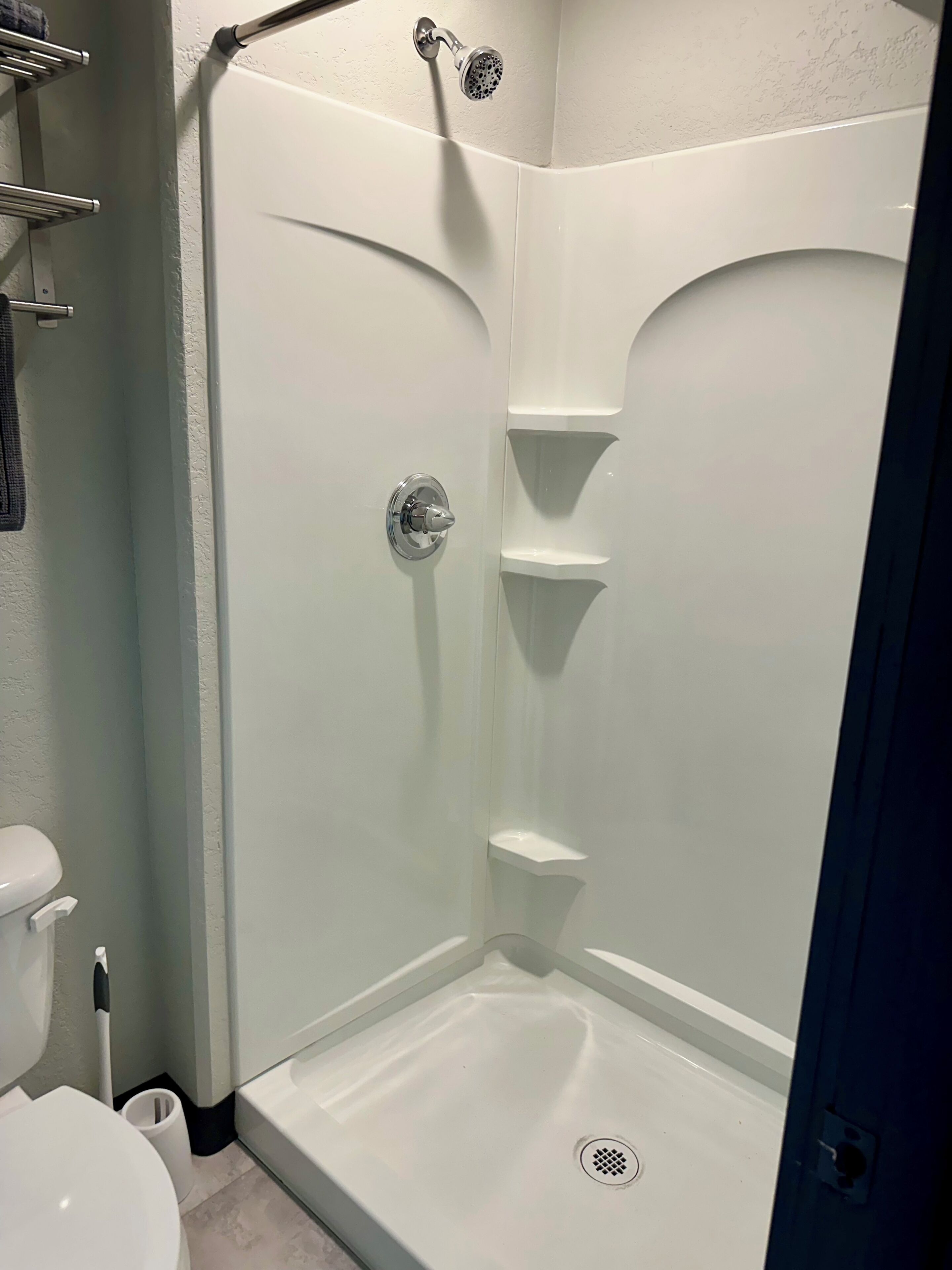 ヘアドライヤー、タオル、石鹸、トイレットペーパー