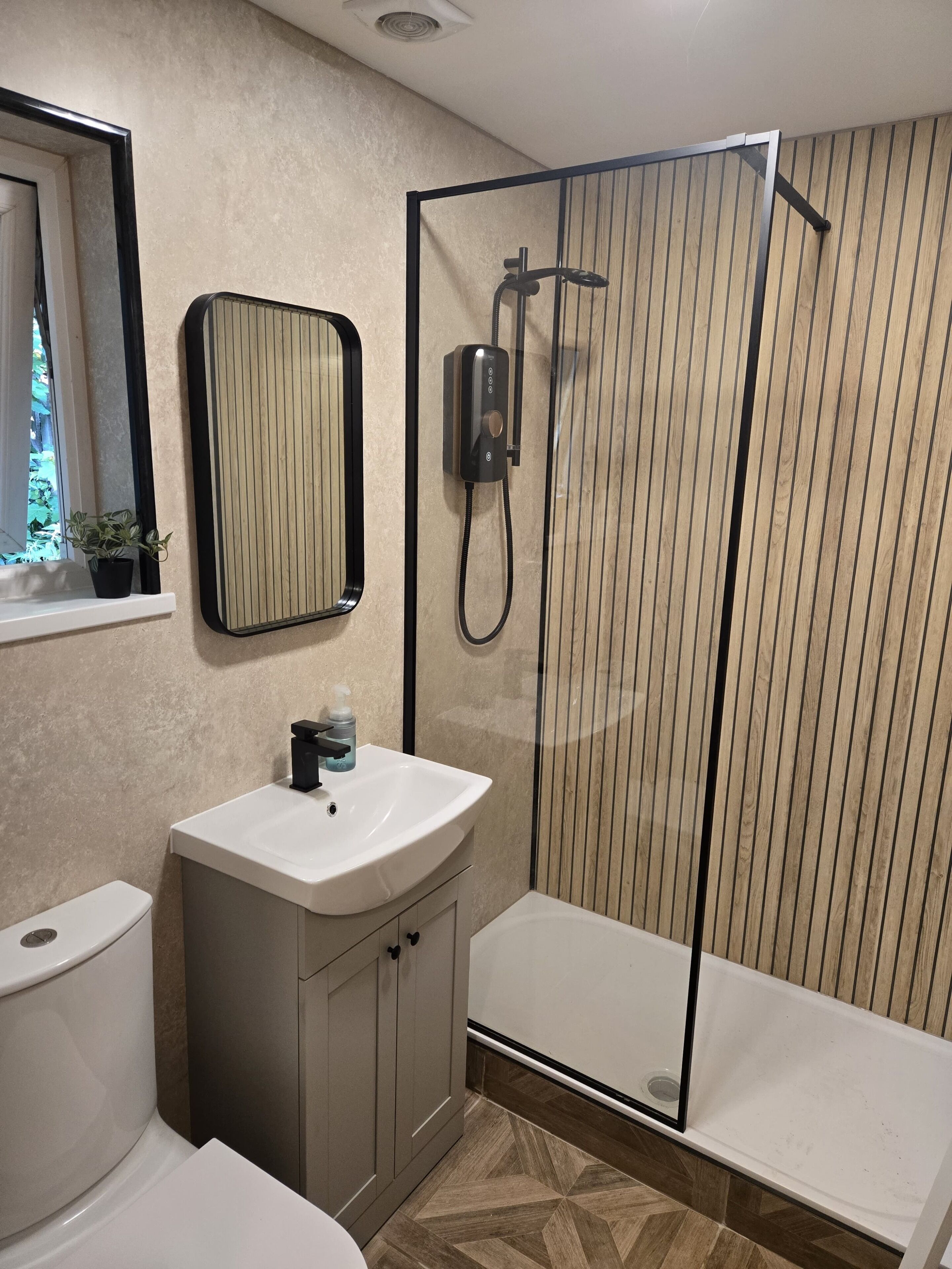 Douche, sèche-cheveux, serviettes fournies, savon