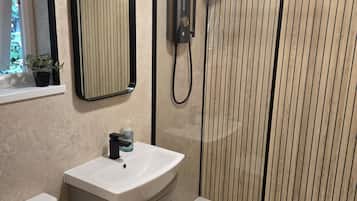 Douche, sèche-cheveux, serviettes fournies, savon
