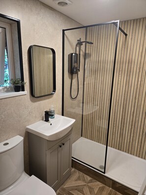 Shower, hair dryer, towels, soap - Cosy Moat House Cottage No.2 (Pembroke)