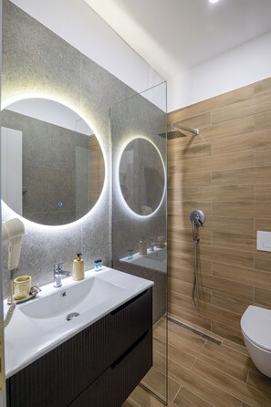 Triple Room, Balcony | Bathroom | Shower, free toiletries, hair dryer, towels - SulMare Rooms (Saranda)