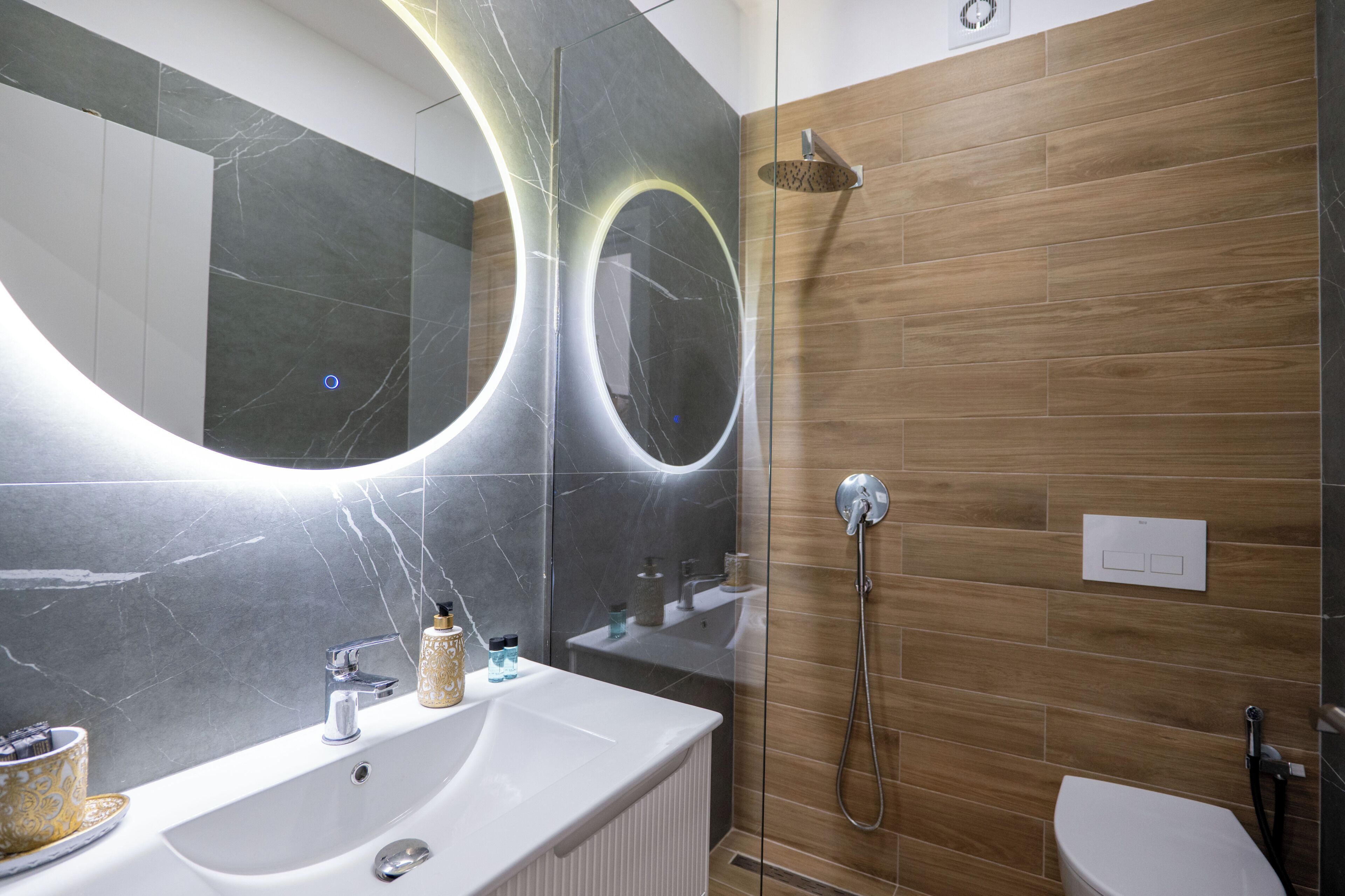 Double Room, Balcony | Bathroom | Shower, free toiletries, hair dryer, towels