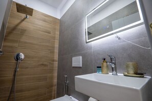 Triple Room, Balcony | Bathroom | Shower, free toiletries, hair dryer, towels - SulMare Rooms (Sarandë)