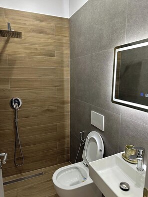 Shower, free toiletries, hair dryer, towels - SulMare Rooms (Saranda)
