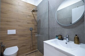 A bathroom with a shower, toilet, and sink. - SulMare Rooms (Sarandë)