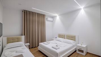 Chambre Triple, balcon | Wi-Fi gratuit, draps fournis