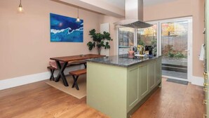 Unclassified image, 3 of 61, button - Tranquil & Family-friendly 3BD Home, Clapham! (London)