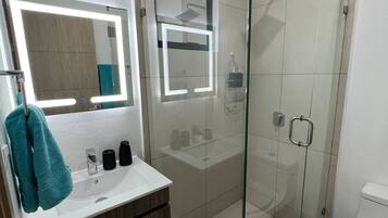 Shower, jetted bath, towels, toilet paper