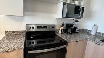 Cafetera o tetera, frigorífico, microondas y horno