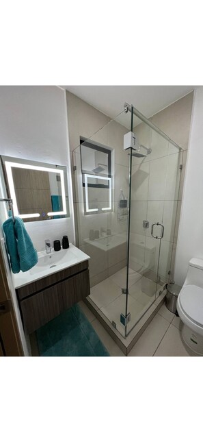 Shower, jetted bath, towels, toilet paper - 3-bedroom Apartment in San Salvador escalon with AC and fitness room (San Salvador)
