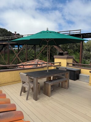 Outdoor dining - Riverfront / Private Rooftop Deck / Ocean Views (Capitola)