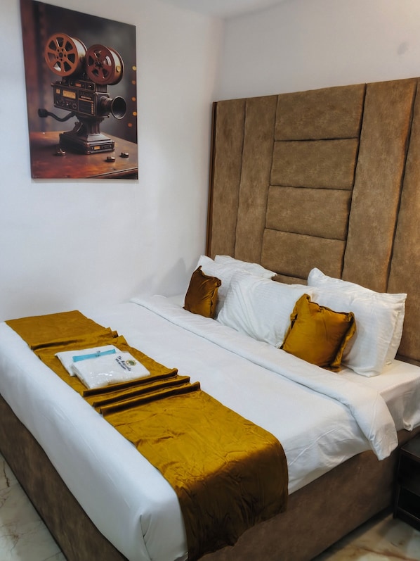 Standard Single Room | Desk, laptop workspace, soundproofing, WiFi (free) - Thereignvella suites and apartments (Asaba)