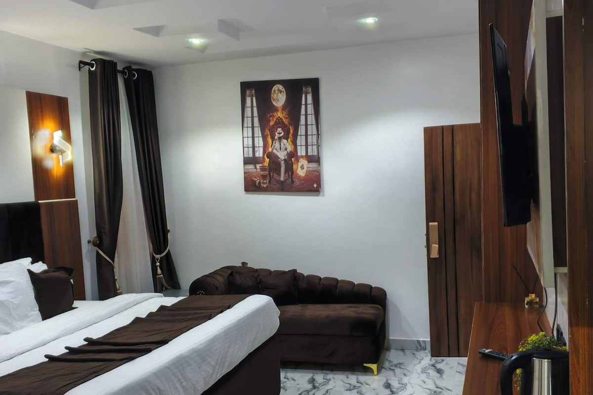 Superior Room | Desk, laptop workspace, soundproofing, WiFi (free)