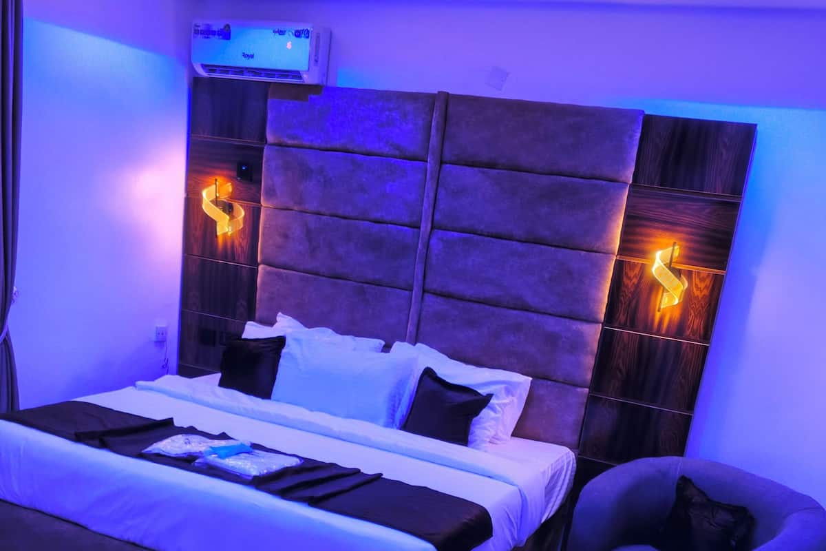 Standard Single Room | Desk, laptop workspace, soundproofing, WiFi (free)