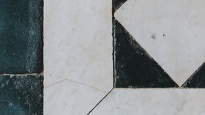 A section of a floor with a geometric pattern of white and dark tiles. - Josephine: romantic room in a historic mansion, heart of Antwerp (Antwerp)