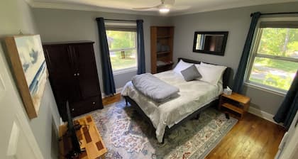 Highland Hideaway 3BD-2BTH, Gameday Stadium-walkable, 82"TV/Pool Table/Firepit