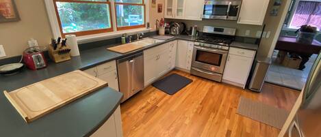 Coffee/tea maker, fridge, microwave, oven