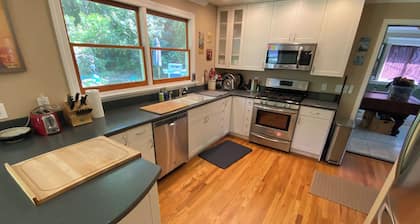 Highland Hideaway 3BD-2BTH, Gameday Stadium-walkable, 82"TV/Pool Table/Firepit