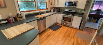Highland Hideaway 3BD-2BTH, Gameday Stadium-walkable, 82"TV/Pool Table/Firepit