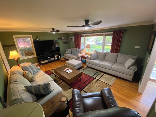 Highland Hideaway 3BD-2BTH, Gameday Stadium-walkable, 82"TV/Pool Table/Firepit