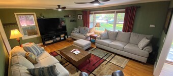 Highland Hideaway 3BD-2BTH, Gameday Stadium-walkable, 82"TV/Pool Table/Firepit