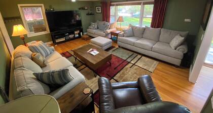 Highland Hideaway 3BD-2BTH, Gameday Stadium-walkable, 82"TV/Pool Table/Firepit