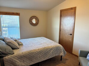 3 habitaciones, tabla de planchar con plancha, wifi y ropa de cama