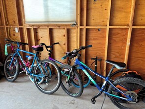 Una struttura in legno con biciclette parcheggiate all'interno.