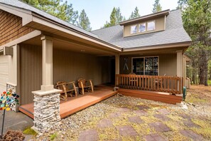 A house with a covered porch, stone steps, and a wooden deck. - Spacious 4-bedroom house near the Deschutes River (Bend)