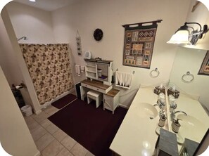 Douche, sèche-cheveux, serviettes fournies, savon