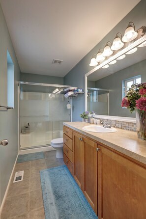 Douche, sèche-cheveux, bidet, serviettes fournies