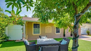 A house with a patio area featuring wicker furniture and a small table. - 3-bedroom house in tranquil Naples with cool AC comfort (Naples)