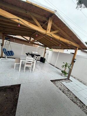 Outdoor dining - THE WHITE HOUSE (Tampa)