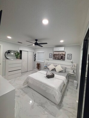 Free WiFi, bed sheets - THE WHITE HOUSE (Tampa)