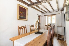 Dining - Beamed Stone Cottage · Sleeps 4 · Wood Burner · Walk to White Lion, Broadwindsor (Broadwindsor)