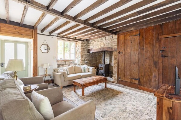 TV, fireplace, books - Beamed Stone Cottage · Sleeps 4 · Wood Burner · Walk to White Lion, Broadwindsor (Broadwindsor)