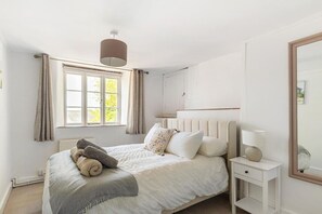 WiFi, bed sheets - Beamed Stone Cottage · Sleeps 4 · Wood Burner · Walk to White Lion, Broadwindsor (Broadwindsor)