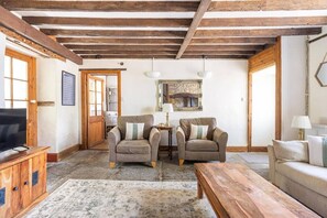 Fernseher, Kamin, Bücher