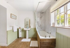 Hair dryer, towels - Beamed Stone Cottage · Sleeps 4 · Wood Burner · Walk to White Lion, Broadwindsor (Broadwindsor)