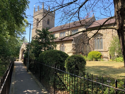 One Bed Apartment in Leafy Affluent Village close to M1 J30