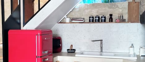 Coffee/tea maker, fridge, microwave, oven