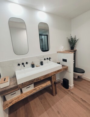 Douche, sèche-cheveux, serviettes fournies, papier toilette