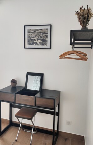 Coiffeuse pouvant servir de coin bureau + penderie 