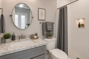 Bathroom - Luxury Houston Getaway 3BR, 3.5BA, Sleeps 8, Near Downtown (Houston)